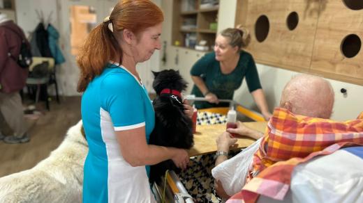 „Zooterapie přináší rozptýlení, odvedení od myšlenek, které jsou tady na začátku pobytu běžné. Přináší kontakt se zvířetem a uklidnění pro klienty,“ vysvětluje Bukričová
