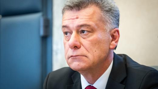 Bývalý ministr spravedlnosti Pavel Blažek (ODS) na jednání vlády, kde se řešil sporný miliardový dar jeho resortu od trestaného obchodníka s drogami