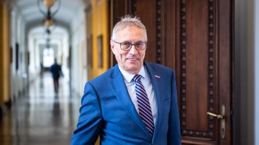 Ministr pro evropské záležitosti Martin Dvořák (STAN) přichází na schůzi vlády v demisi