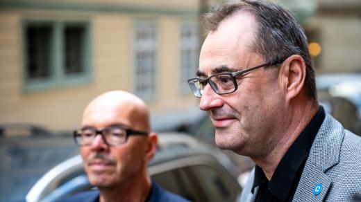 Zástupci Motoristů sobě Oto Klempíř (vlevo) a Boris Šťastný (vpravo) přichází na programové jednání mezi ANO, SPD a Motoristy