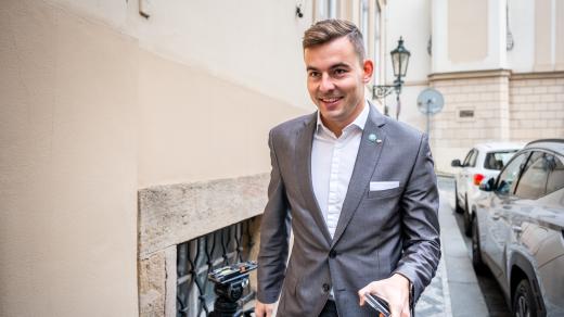 Předseda Svobodných Libor Vondráček přichází na programové jednání mezi ANO, SPD a Motoristy