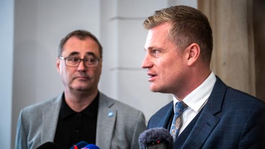 Poslanci Motoristů sobě Filip Turek (vpravo) a Boris Šťastný po programovém jednání mezi ANO, SPD a Motoristy