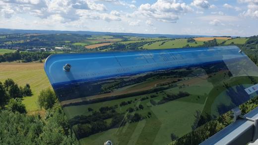 Na všech čtyřech stranách rozhledny jsou panely s panoramatickými fotografiemi
