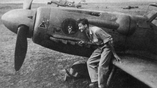 Pozdější izraelský prezident Ezer Weizman během izraelské války za nezávislost a jeden z letounů Avia-S-199, dodaných tehdy tajně do Izraele československou armádou