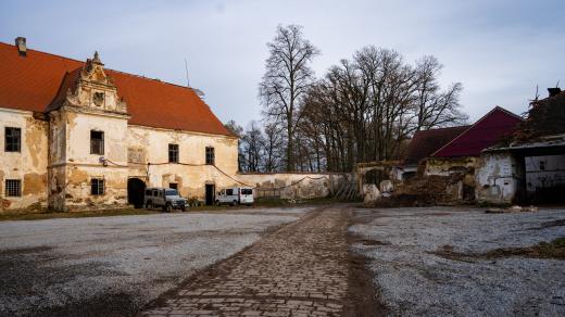 Zámek v Bzí na snímku z listopadu 2024