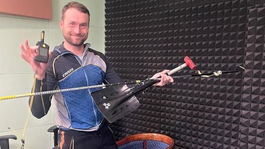 Horský průvodce Jindřich Sýkora ukazuje základní bezpečnostní vybavení pro skialpinisty