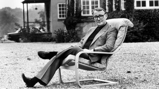 Ingvar Kamprad v ikonické židli IKEA