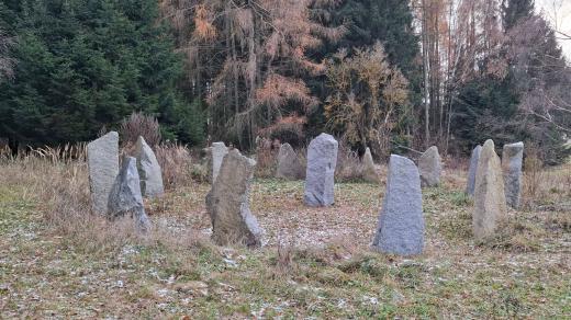 Kamenný kruh u Vlčkovic vám pomůže načerpat sílu a zklidnit mysl