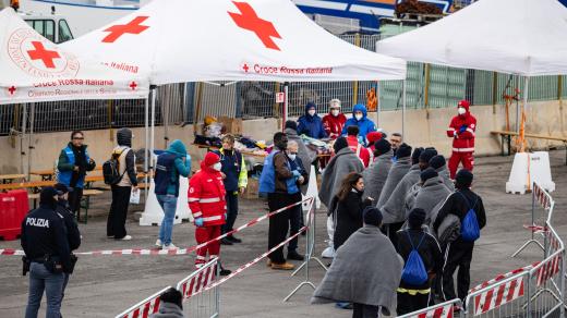 Migranti v přístavu v Palermu v jižní Itálii