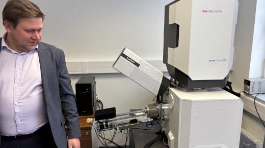 Pavel Stejskal a nový mikroskop Apreo ChemiSEM od společnosti AdvaScope