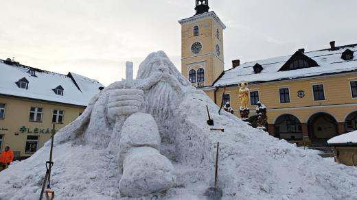 Sněhová socha Krakonoše na jilemnickém náměstí