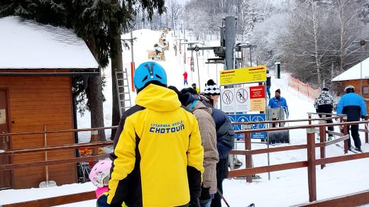Sněhovou nadílku si užívají také lyžaři v Chotouni u Jílového