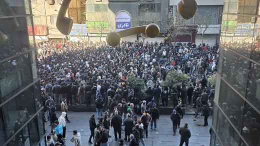 Demonstranti protestují proti špatné ekonomické situaci v Teheránu, 29. prosince 2025