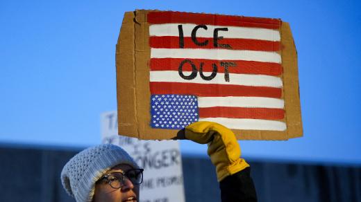 Lidé nesli transparenty s nápisy ‚ICE OUT’