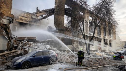 Budovu v Kyjevě zasáhl ruský dron (fotografie z 12. ledna 2026)