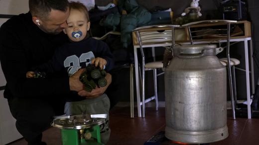Vojenský kaplan Anton Rybikov se se svým dvouletým synem Matvijem snaží ohřát jejich kyjevský byt