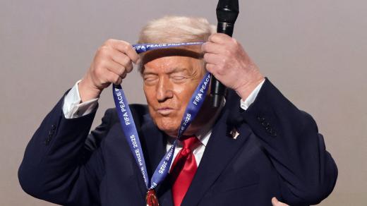 Americký prezident Donald Trump si sám navléká medaili, kterou mu vyrobila FIFA