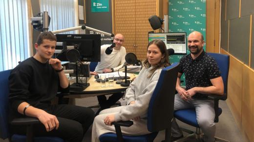 Jan Václavík, moderátor Pavel Vacek, Amálie Hlavičková a Janem Václavíkem a Libor Polčák ve studiu Českého rozhlasu Zlín