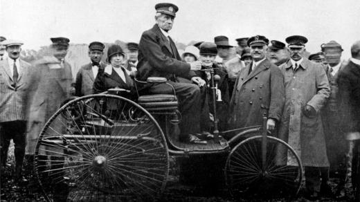 Karl Benz v roce 1925 se svým téměř 40 let starým vozem
