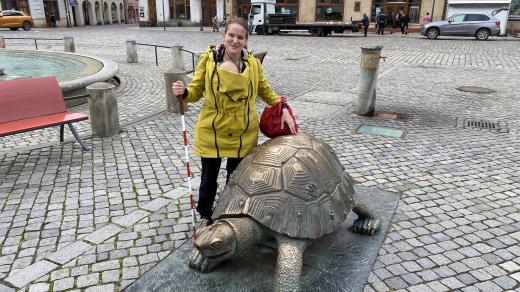Zuzka má takzvanou praktickou slepotu. Na jednom oku jí zbyl světlocit, takže rozezná světlo a stín