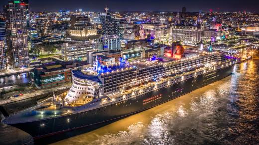 Loď Queen Mary 2 v přístavu v Liverpoolu (2025)