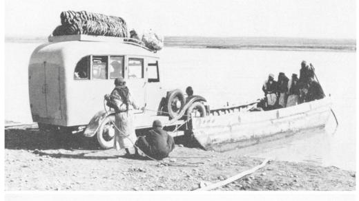 Dodávka Queen Mary u přívozu přes Eufrat v Rakce (Pověz mi, jak žijete, Ikar, 2023)