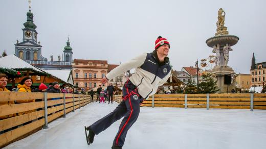 Tomáš Verner na kluzišti na náměstí v Českých Budějovicích
