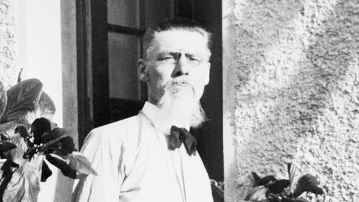 Josip Plečnik (1872-1957), slovinský architekt, profesor UMPRUM v Praze a techniky v Lublani. Autor úprav Pražského hradu, projektu kostela Nejsvětějšího Srdce Páně v Praze na Vinohradech