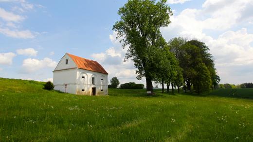 Těchobuz na Pelhřimovsku, klasicistní špýchar vystavěný na počátku 19. stol. z podnětu Bernarda Bolzana