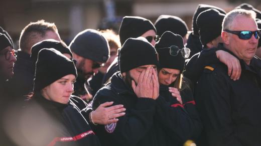 Shromáždění k uctění památky obětem tragického požáru v Crans Montaně se účastnili i tamní hasiči a záchranáři