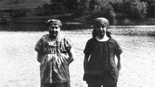 Spisovatelé Jaroslav Hašek (vlevo) a Z. M. Kuděj na výletě v roce 1914. Fotografie zaslali do redakce Světozoru s textem "To jsou následky Svojsíkovy výchovy