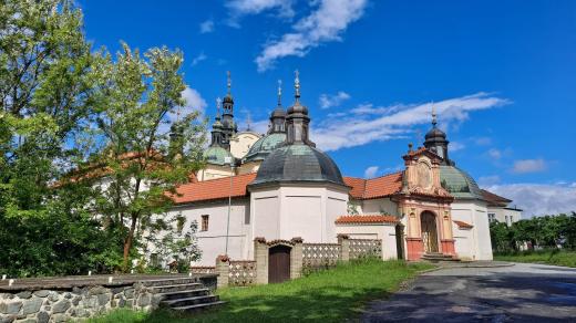 Poutní areál Klokoty na skále nad Lužnicí