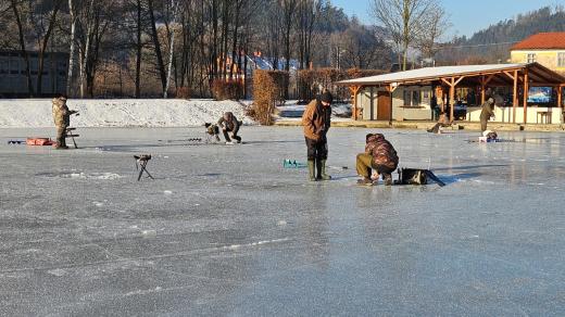 Rybaření tzv. na dírkách na zamrzlém rybníku