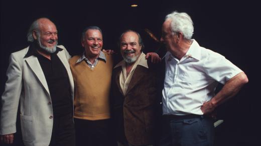 Frank Sinatra a Don Costa (uprostřed)