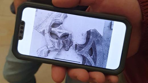 Snímek fragmentu gotického okna z jerlochovického kostela