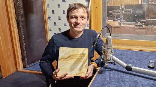 Kameník Tomáš Hrdina během rozhovoru v Českém rozhlase Střední Čechy