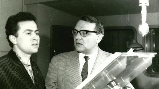 Jaroslav Kepka a Soběslav Sejk při natáčení rozhlasové hry Miroslav Krleža: V táboře (režie Josef Henke, 1965)