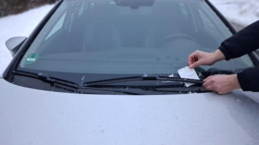 Nechat lístek se vzkazem po kolizi na parkovišti může být hodnoceno jako ujetí od nehody