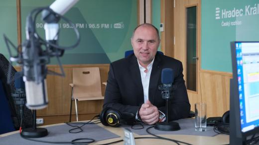 Petr Koleta ve studiu Českého rozhlasu Hradec Králové