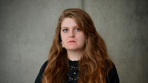 „Vyhlídka budoucnosti je hrozná a cítím z mladých lidí, že je potřeba, aby ten režim byl pryč," říká íránsko-česká režisérka Širín Nafariehová