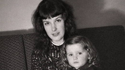 Irena Fuchsová a její neteřinka Věrunka v roce 1963