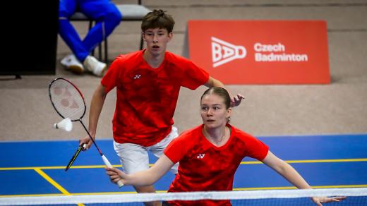 Badminton. Na snímku dvojice Maixnerová a Titěra