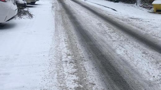 Zima, sníh, zasněžená zledovatělá silnice (ilustrační)