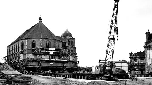 Příprava kolejové trasy pro přesun kostela Nanebevzetí Panny Marie v Mostě. Přesun se uskutečnil v roce 1975