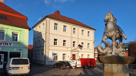 Chřibská. Na radnici vlaje černá vlajka