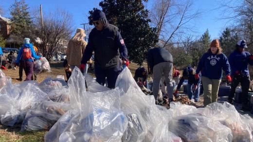 Dobrovolníci ve washingtonské čtvrti Anacostia společně sbírají a třídí odpadky, které tu lidi zahodili