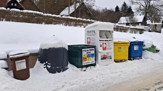 Jedno ze stanovišť tříděného odpadu v Benešově u Semil