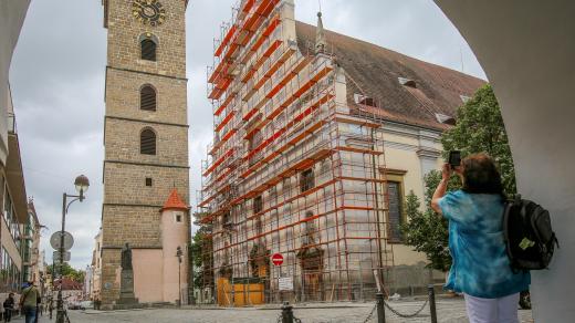 Katedrála sv. Mikuláše v Českých Budějovicích během renovace fasády
