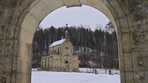 Kaple Nejsvětějšího srdce Ježíšova v Lanžově při průhledu pískovcovým portálem