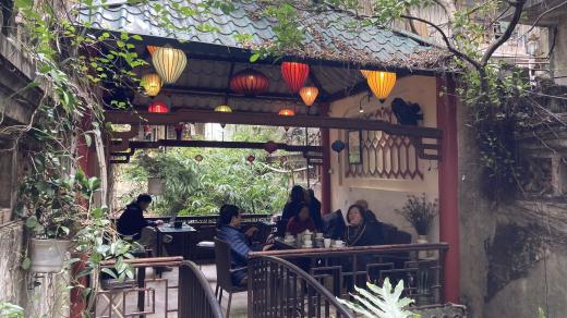 Místní popíjí hlavně černou kávu nebo kávu Sữa Đá s kondenzovaným mlékem.